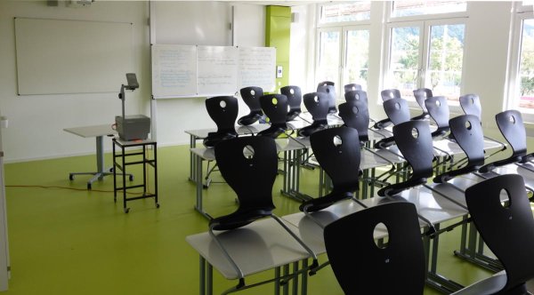 Helle, modern eingerichtete Klassenzimmer erfreuen Schüler und Lehrer. Noch sind Overheadprojektoren im Einsatz - doch in wenigen Wochen werden die Beamer und Dokumentenkameras installiert sein und, in Kombination mit dem Internet, wesentlich flexibleren Unterricht in allen Klassen- und Fachräumen ermöglichen.