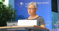 Foto: Frau Wagner, Leiterin der Abteilung Berufskolleg, bei ihrer Ansprache