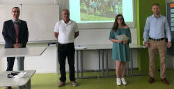 Foto: Verleihung des VWA Helping Hands-Awards an die Klasse 2BM3S