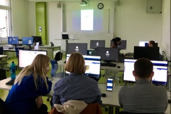 SchülerInnen der 1RE bei der gemeinsamen Webkonferenz mit den schwedischen Partnern.